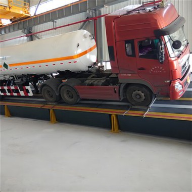 Semi caminhão e reboque